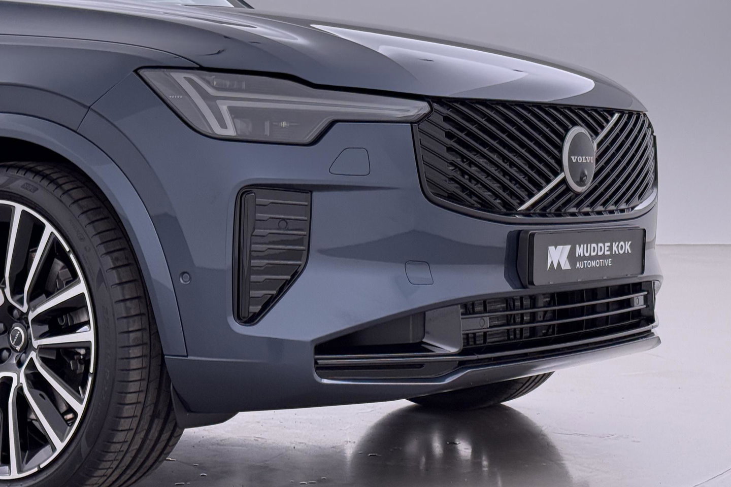 Volvo XC90 T8 Ultra Dark | 22 Inch | B&W | Luchtvering | Panoramadak | 360° Camera | Trekhaak | Head-Up | Massage