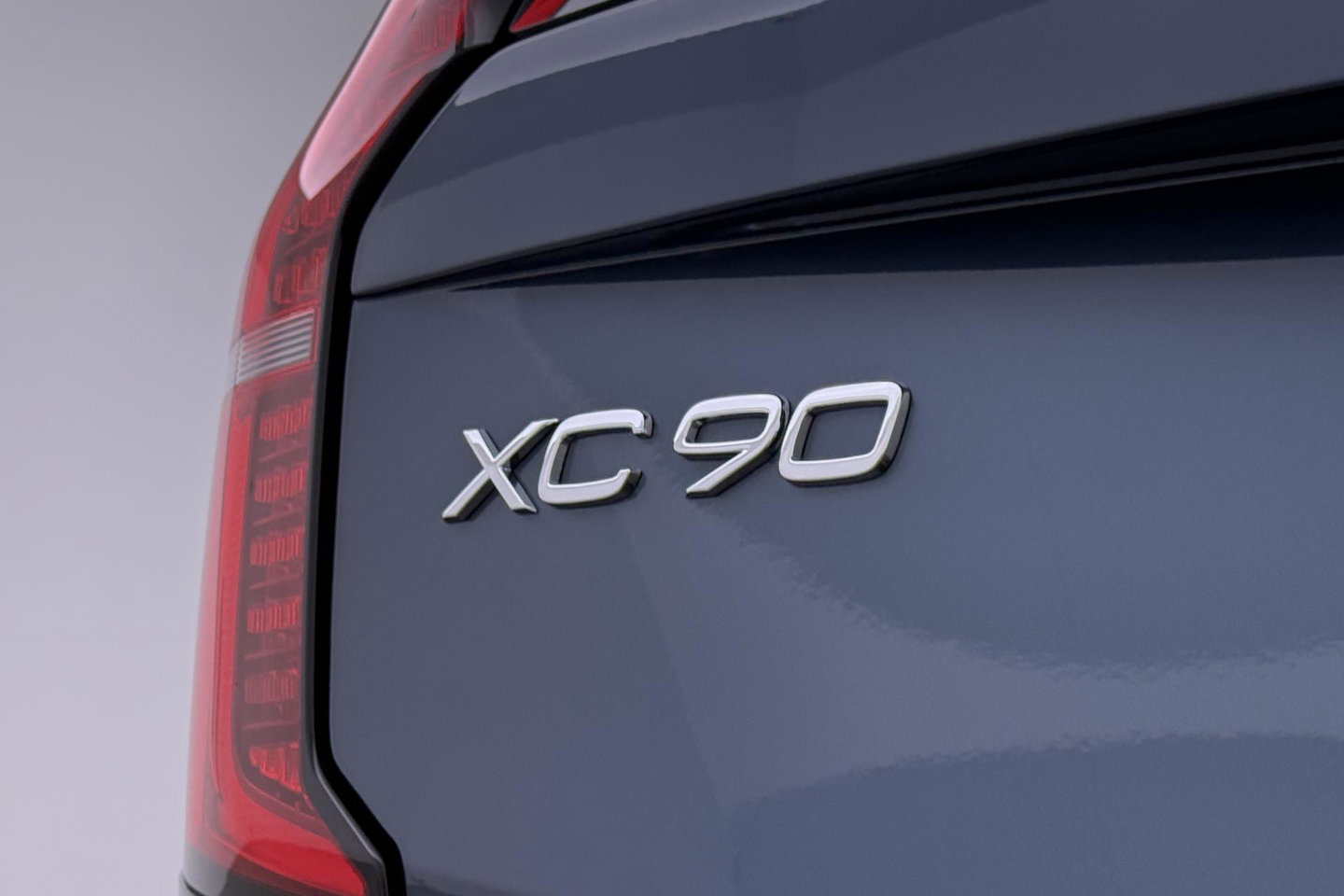 Volvo XC90 T8 Ultra Dark | 22 Inch | B&W | Luchtvering | Panoramadak | 360° Camera | Trekhaak | Head-Up | Massage