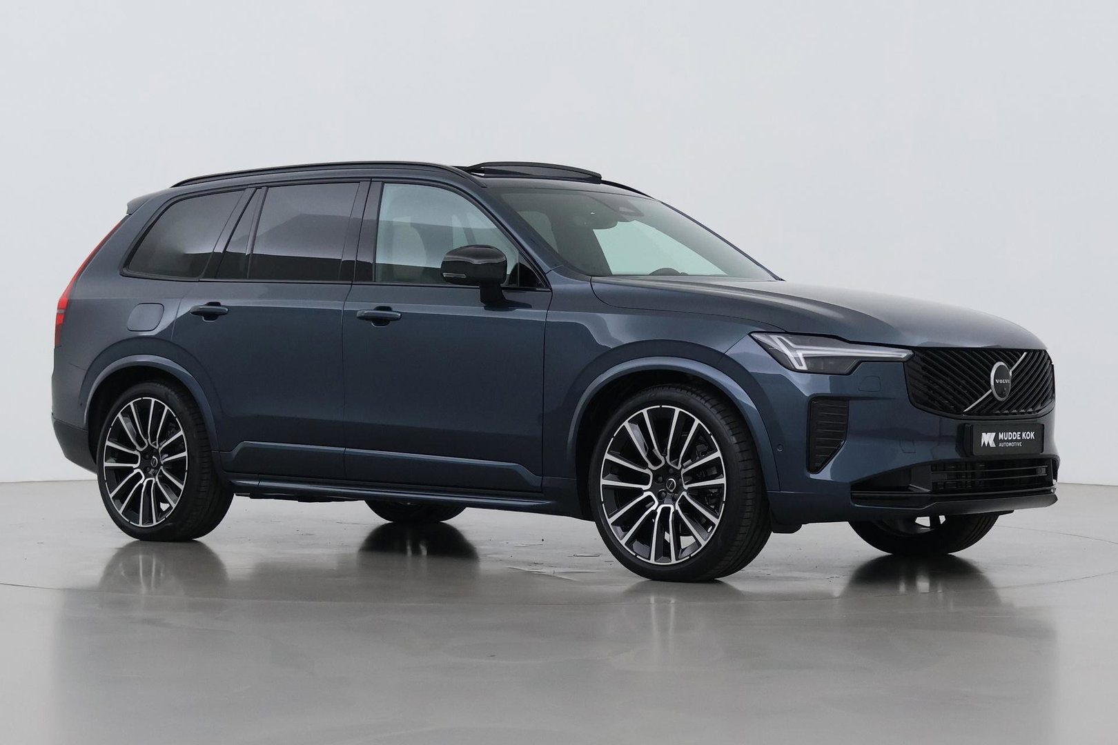 Volvo XC90 T8 Ultra Dark | 22 Inch | B&W | Luchtvering | Panoramadak | 360° Camera | Trekhaak | Head-Up | Massage