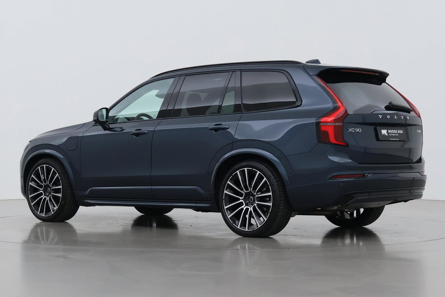 Volvo XC90 T8 Ultra Dark | 22 Inch | B&W | Luchtvering | Panoramadak | 360° Camera | Trekhaak | Head-Up | Massage