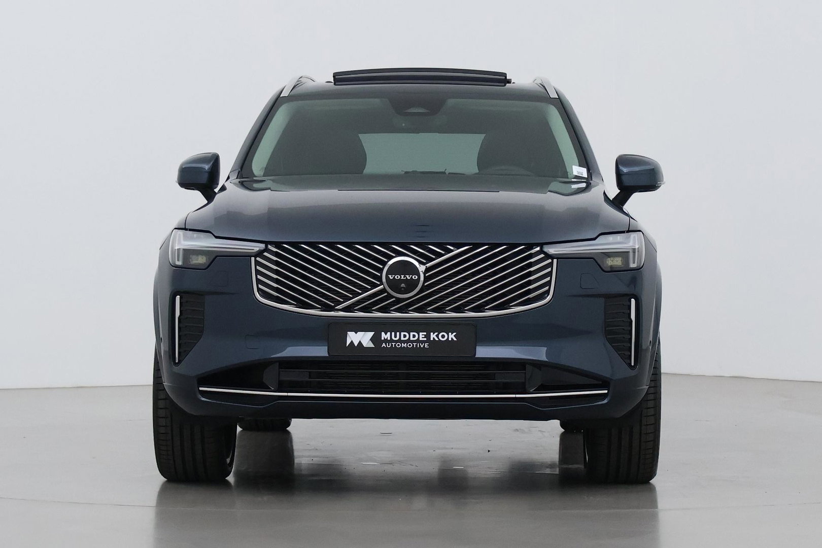 Volvo XC90 T8 Ultra Bright | Luchtvering | B&W | 22 Inch | Panoramadak | Trekhaak | 360° Camera | Head-Up | Massage