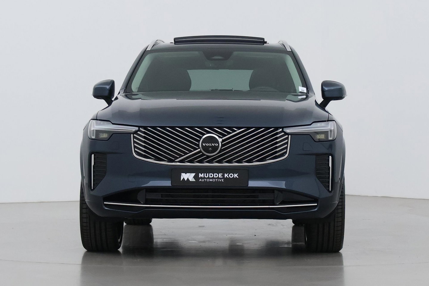 Volvo XC90 T8 Ultra Bright | Luchtvering | B&W | 22 Inch | Panoramadak | Trekhaak | 360° Camera | Head-Up | Massage