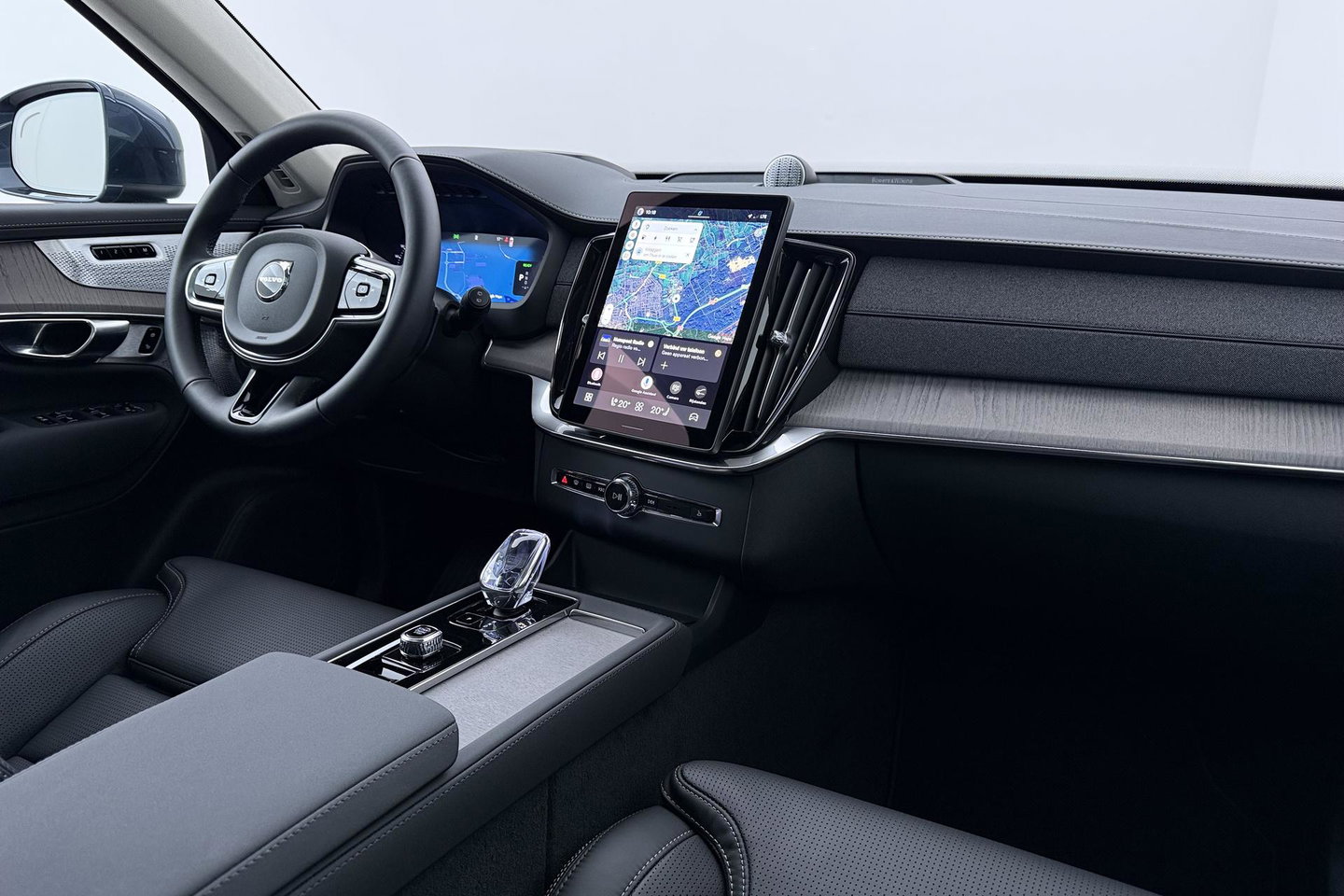 Volvo XC90 T8 Ultra Bright | Luchtvering | B&W | 22 Inch | Panoramadak | Trekhaak | 360° Camera | Head-Up | Massage