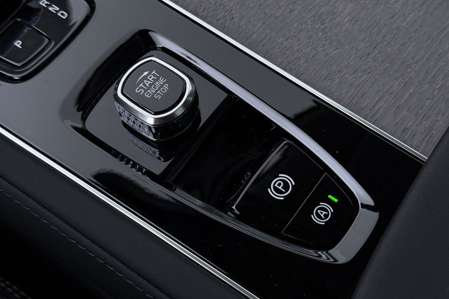 Volvo XC90 T8 Ultra Bright | Luchtvering | B&W | 22 Inch | Panoramadak | Trekhaak | 360° Camera | Head-Up | Massage