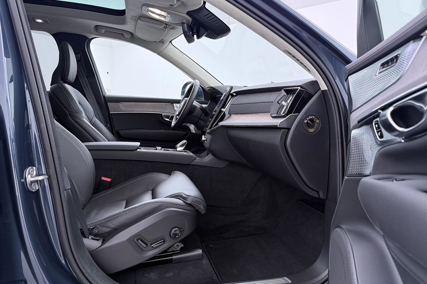 Volvo XC90 T8 Ultra Bright | Luchtvering | B&W | 22 Inch | Panoramadak | Trekhaak | 360° Camera | Head-Up | Massage