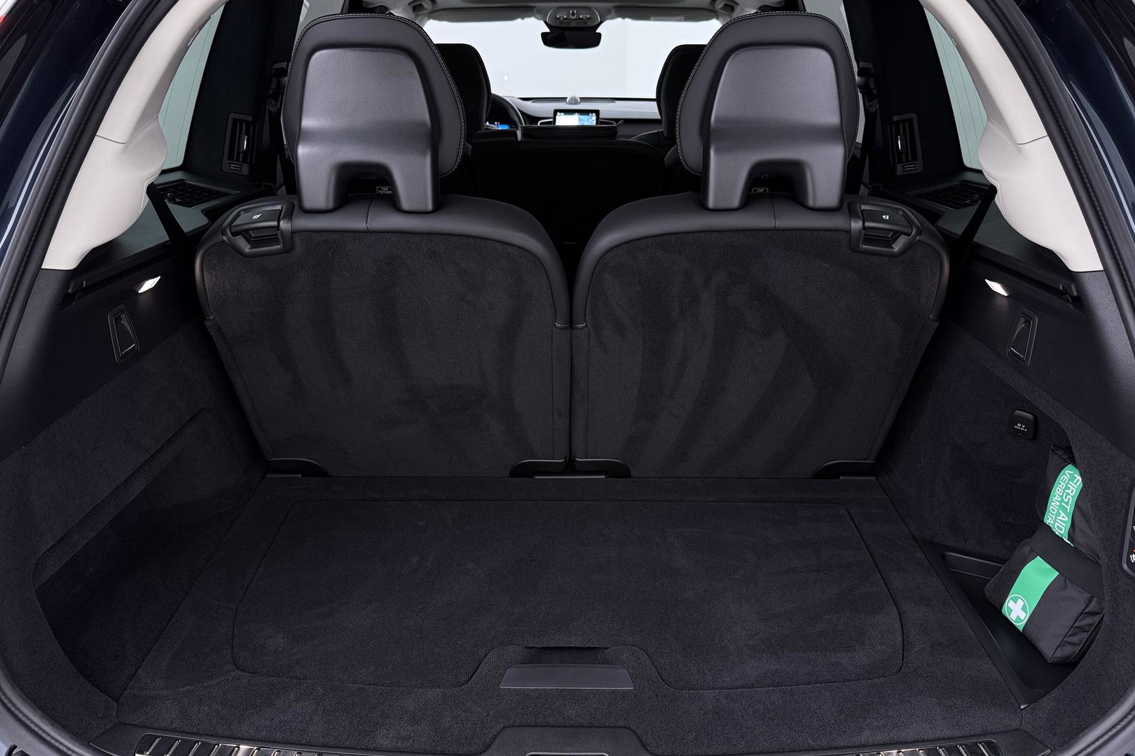 Volvo XC90 T8 Ultra Bright | Luchtvering | B&W | 22 Inch | Panoramadak | Trekhaak | 360° Camera | Head-Up | Massage