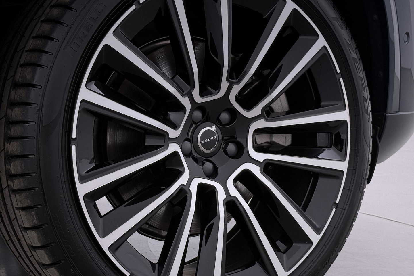 Volvo XC90 T8 Ultra Bright | Luchtvering | B&W | 22 Inch | Panoramadak | Trekhaak | 360° Camera | Head-Up | Massage