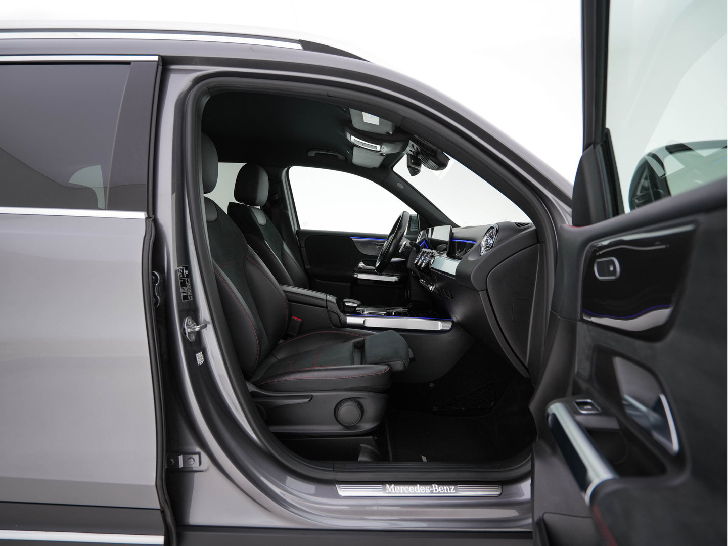 Mercedes-Benz GLB 200 Premium (INCL.BTW) Aut. *LEATHER-MICROFIBRE | FULL-LED | BLIND-SPOT | AMBIENT-LIGHT | WIDE-SCREEN-DIGICOCKPIT | HEATED-SPORTSEATS | CAMERA | KEYLESS | NAVI-FULLMAP | DAB+ | PRIVACY-GLASS | PDC | CRUI