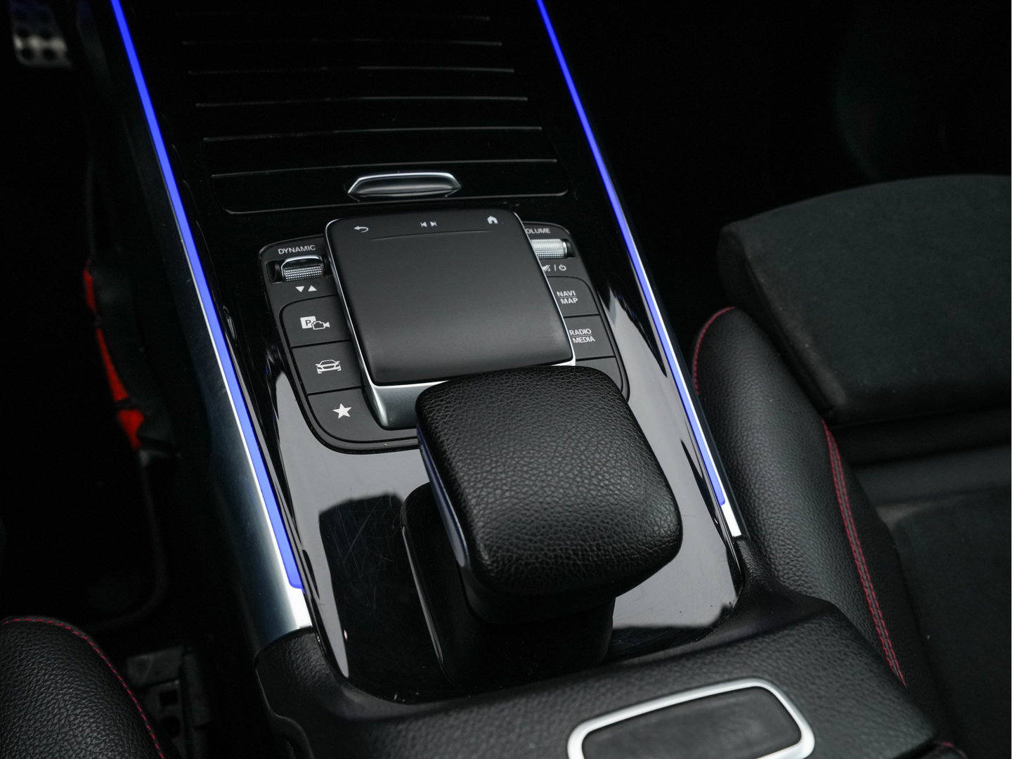 Mercedes-Benz GLB 200 Premium (INCL.BTW) Aut. *LEATHER-MICROFIBRE | FULL-LED | BLIND-SPOT | AMBIENT-LIGHT | WIDE-SCREEN-DIGICOCKPIT | HEATED-SPORTSEATS | CAMERA | KEYLESS | NAVI-FULLMAP | DAB+ | PRIVACY-GLASS | PDC | CRUI