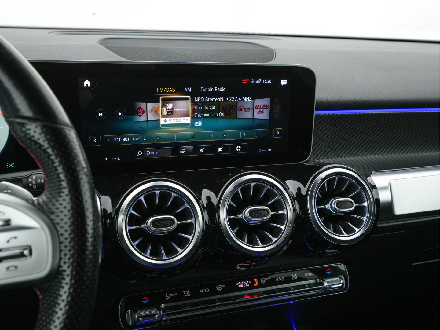 Mercedes-Benz GLB 200 Premium (INCL.BTW) Aut. *LEATHER-MICROFIBRE | FULL-LED | BLIND-SPOT | AMBIENT-LIGHT | WIDE-SCREEN-DIGICOCKPIT | HEATED-SPORTSEATS | CAMERA | KEYLESS | NAVI-FULLMAP | DAB+ | PRIVACY-GLASS | PDC | CRUI