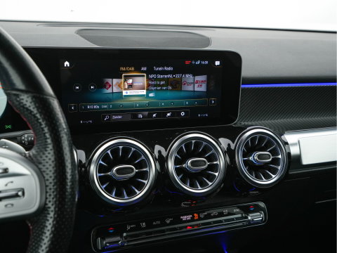 Mercedes-Benz GLB 200 Premium (INCL.BTW) Aut. *LEATHER-MICROFIBRE | FULL-LED | BLIND-SPOT | AMBIENT-LIGHT | WIDE-SCREEN-DIGICOCKPIT | HEATED-SPORTSEATS | CAMERA | KEYLESS | NAVI-FULLMAP | DAB+ | PRIVACY-GLASS | PDC | CRUI