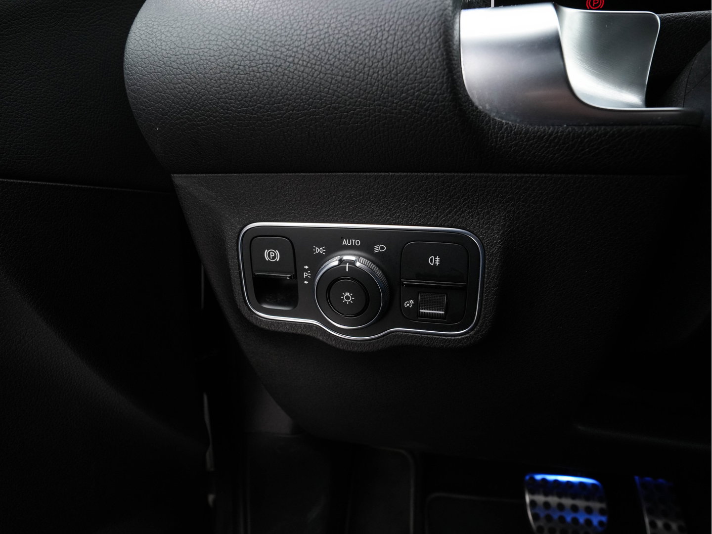 Mercedes-Benz GLB 200 Premium (INCL.BTW) Aut. *LEATHER-MICROFIBRE | FULL-LED | BLIND-SPOT | AMBIENT-LIGHT | WIDE-SCREEN-DIGICOCKPIT | HEATED-SPORTSEATS | CAMERA | KEYLESS | NAVI-FULLMAP | DAB+ | PRIVACY-GLASS | PDC | CRUI