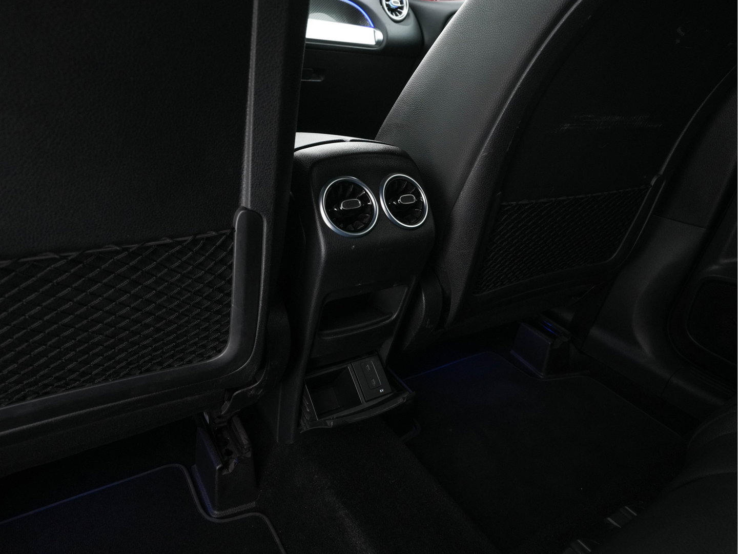 Mercedes-Benz GLB 200 Premium (INCL.BTW) Aut. *LEATHER-MICROFIBRE | FULL-LED | BLIND-SPOT | AMBIENT-LIGHT | WIDE-SCREEN-DIGICOCKPIT | HEATED-SPORTSEATS | CAMERA | KEYLESS | NAVI-FULLMAP | DAB+ | PRIVACY-GLASS | PDC | CRUI