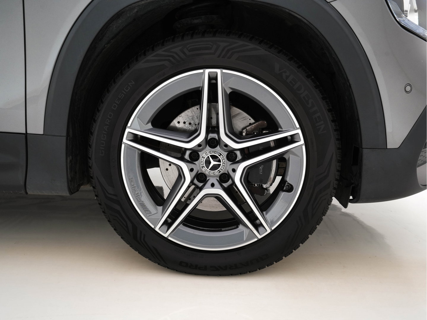 Mercedes-Benz GLB 200 Premium (INCL.BTW) Aut. *LEATHER-MICROFIBRE | FULL-LED | BLIND-SPOT | AMBIENT-LIGHT | WIDE-SCREEN-DIGICOCKPIT | HEATED-SPORTSEATS | CAMERA | KEYLESS | NAVI-FULLMAP | DAB+ | PRIVACY-GLASS | PDC | CRUI