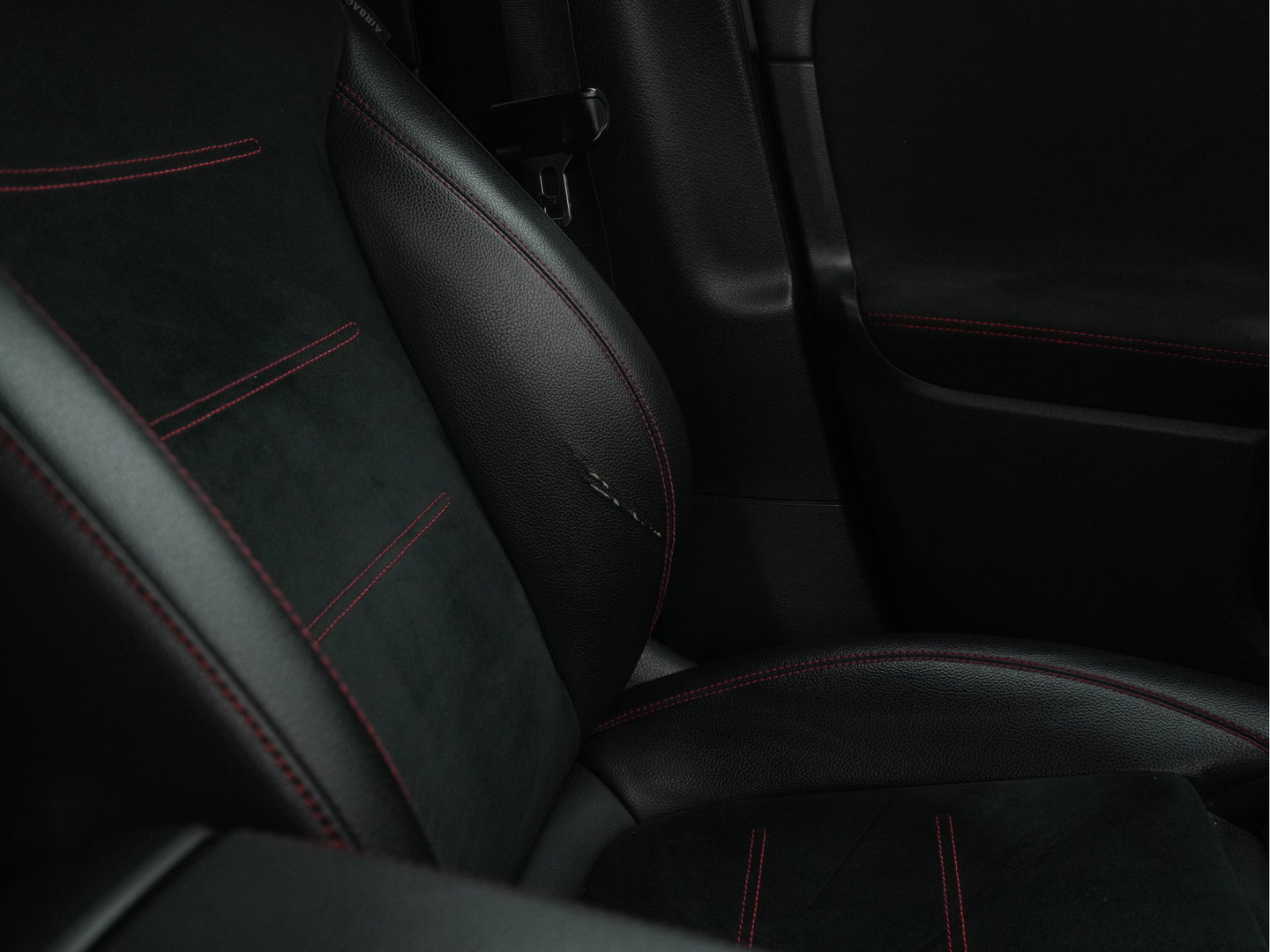 Mercedes-Benz GLB 200 Premium (INCL.BTW) Aut. *LEATHER-MICROFIBRE | FULL-LED | BLIND-SPOT | AMBIENT-LIGHT | WIDE-SCREEN-DIGICOCKPIT | HEATED-SPORTSEATS | CAMERA | KEYLESS | NAVI-FULLMAP | DAB+ | PRIVACY-GLASS | PDC | CRUI
