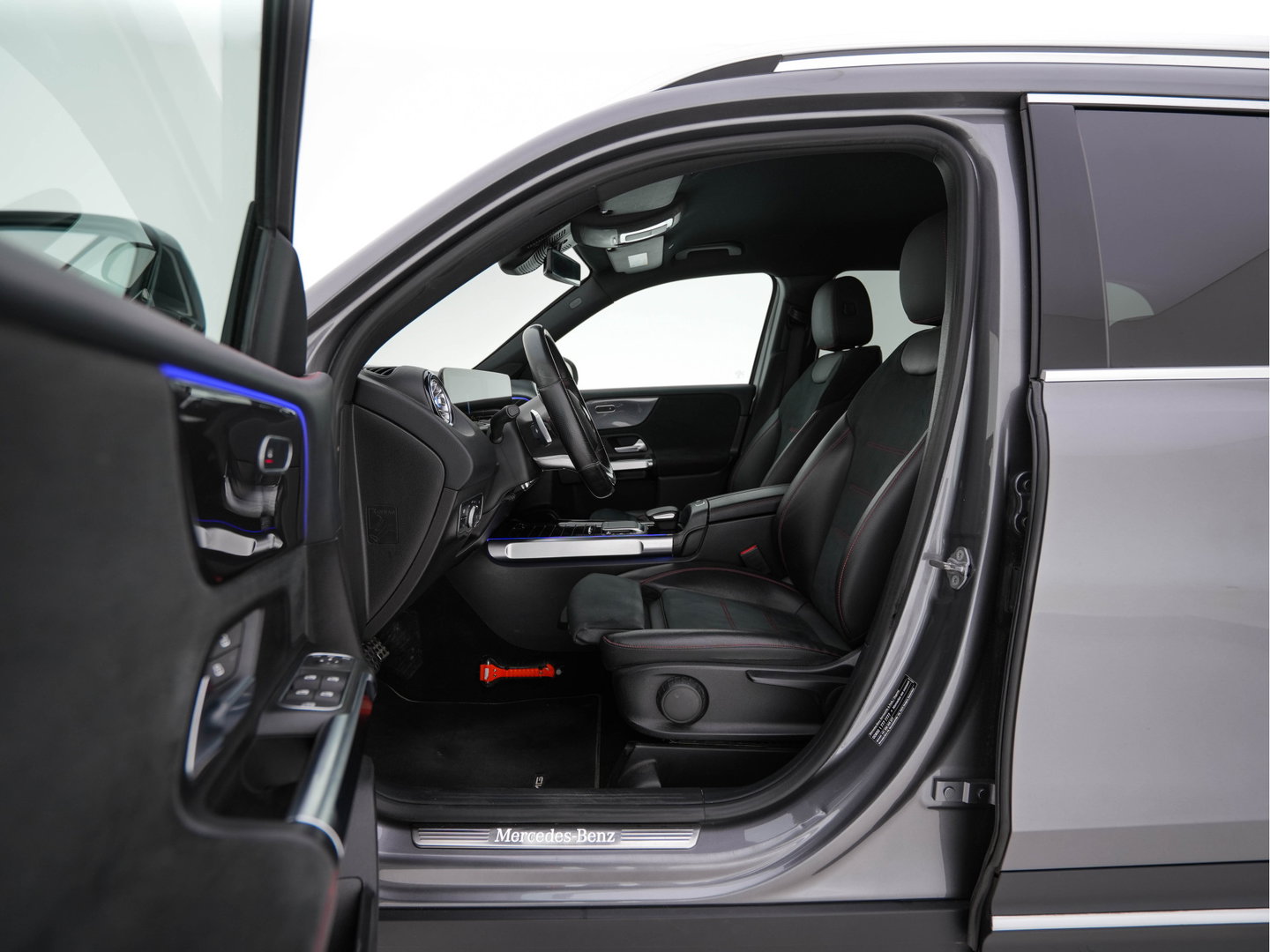 Mercedes-Benz GLB 200 Premium (INCL.BTW) Aut. *LEATHER-MICROFIBRE | FULL-LED | BLIND-SPOT | AMBIENT-LIGHT | WIDE-SCREEN-DIGICOCKPIT | HEATED-SPORTSEATS | CAMERA | KEYLESS | NAVI-FULLMAP | DAB+ | PRIVACY-GLASS | PDC | CRUI