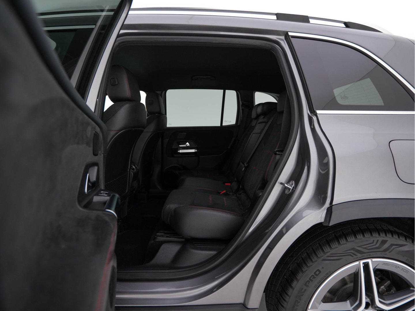 Mercedes-Benz GLB 200 Premium (INCL.BTW) Aut. *LEATHER-MICROFIBRE | FULL-LED | BLIND-SPOT | AMBIENT-LIGHT | WIDE-SCREEN-DIGICOCKPIT | HEATED-SPORTSEATS | CAMERA | KEYLESS | NAVI-FULLMAP | DAB+ | PRIVACY-GLASS | PDC | CRUI