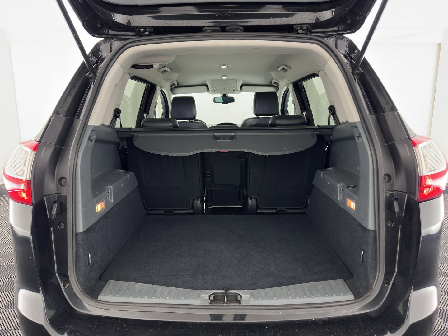 Ford Grand C-Max 2.0 TDCi Titanium Aut. *LEATHER | KEYLESS | HEATED-COMFORTSEATS | PRIVACY-GLASS | ECC | TOWBAR | 17"ALU*