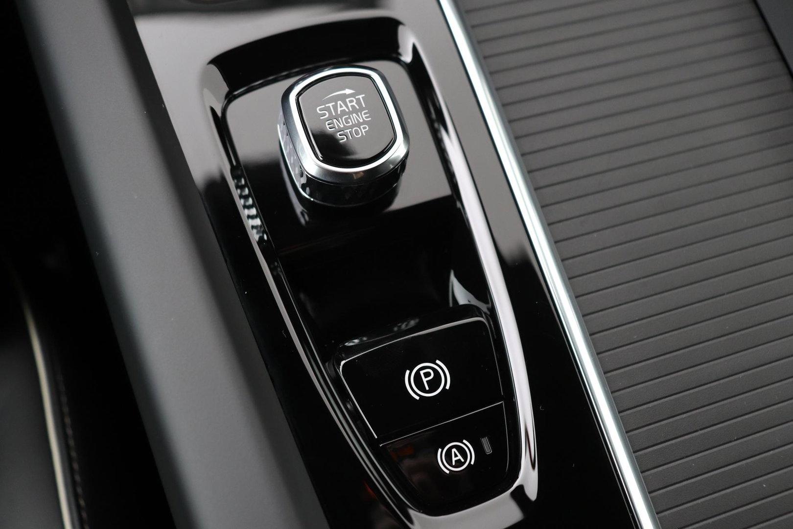 Volvo XC60 T8 Plus Black Edition | Harman/Kardon | ACC | 360° Camera | BLIS | Stoel+Stuurverwarming | Keyless | 21 Inch