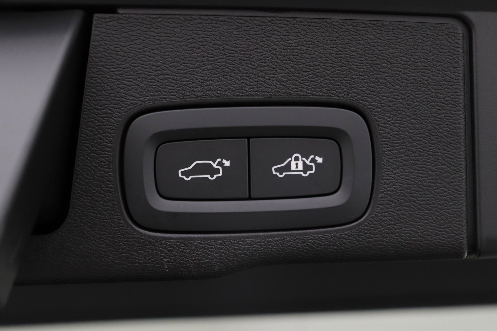Volvo XC60 T8 Plus Black Edition | Harman/Kardon | ACC | 360° Camera | BLIS | Stoel+Stuurverwarming | Keyless | 21 Inch