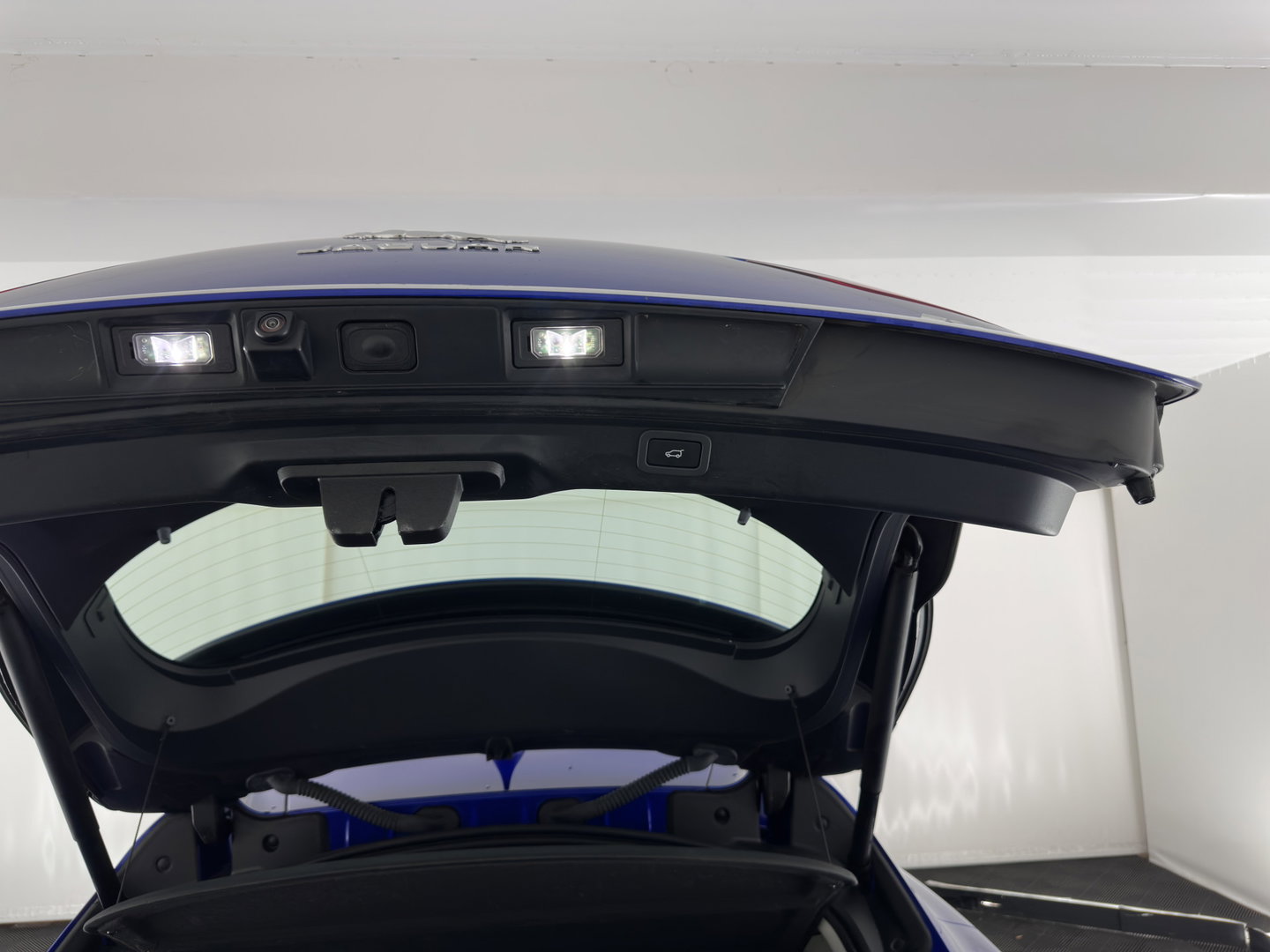 Jaguar I-PACE EV400 Business Edition SE 90 kWh Aut. *PANO | LEATHER | FULL-LED | HEATED-SPORTSEATS | MEMORY-PACK | BLIND-SPOT | MERIDIAN-SOUND | DIGI-COCKPIT | PRIVACY-GLASS | AMBIENT-LIGHT | CAMERA | KEYLESS | 20''ALU*