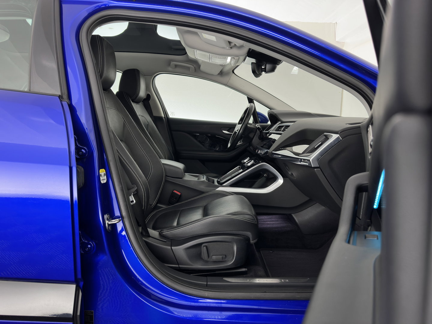Jaguar I-PACE EV400 Business Edition SE 90 kWh Aut. *PANO | LEATHER | FULL-LED | HEATED-SPORTSEATS | MEMORY-PACK | BLIND-SPOT | MERIDIAN-SOUND | DIGI-COCKPIT | PRIVACY-GLASS | AMBIENT-LIGHT | CAMERA | KEYLESS | 20''ALU*