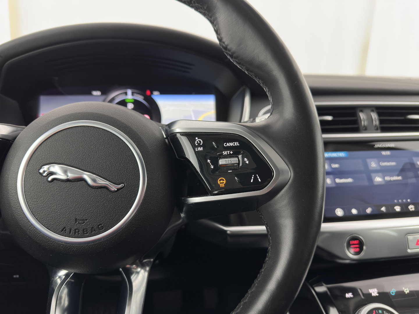 Jaguar I-PACE EV400 Business Edition SE 90 kWh Aut. *PANO | LEATHER | FULL-LED | HEATED-SPORTSEATS | MEMORY-PACK | BLIND-SPOT | MERIDIAN-SOUND | DIGI-COCKPIT | PRIVACY-GLASS | AMBIENT-LIGHT | CAMERA | KEYLESS | 20''ALU*