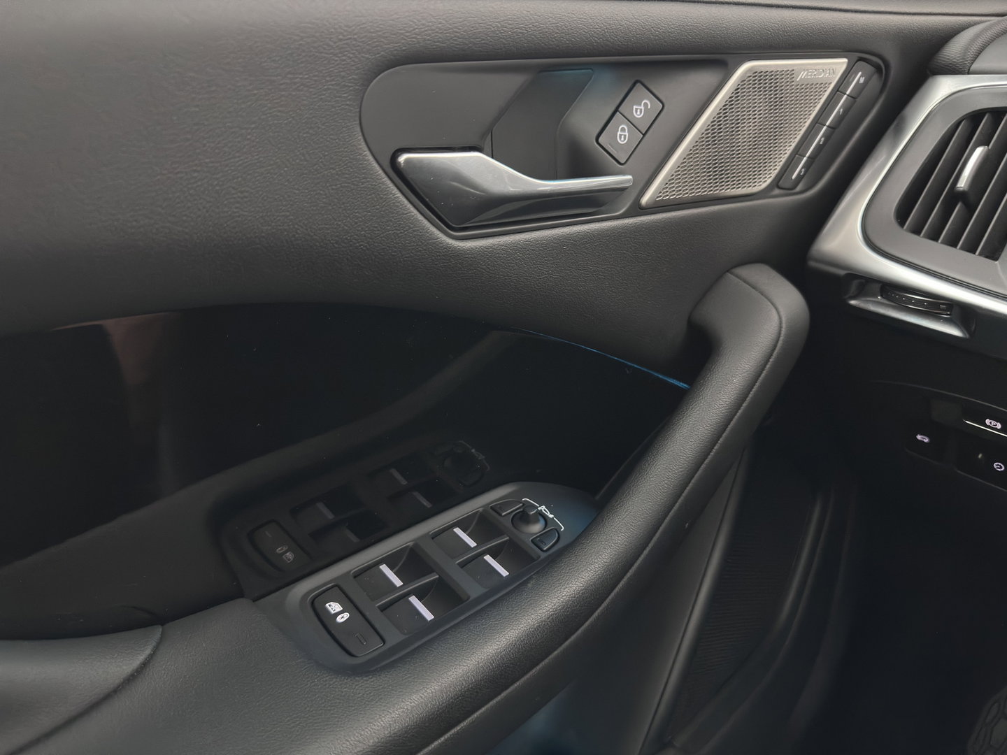 Jaguar I-PACE EV400 Business Edition SE 90 kWh Aut. *PANO | LEATHER | FULL-LED | HEATED-SPORTSEATS | MEMORY-PACK | BLIND-SPOT | MERIDIAN-SOUND | DIGI-COCKPIT | PRIVACY-GLASS | AMBIENT-LIGHT | CAMERA | KEYLESS | 20''ALU*