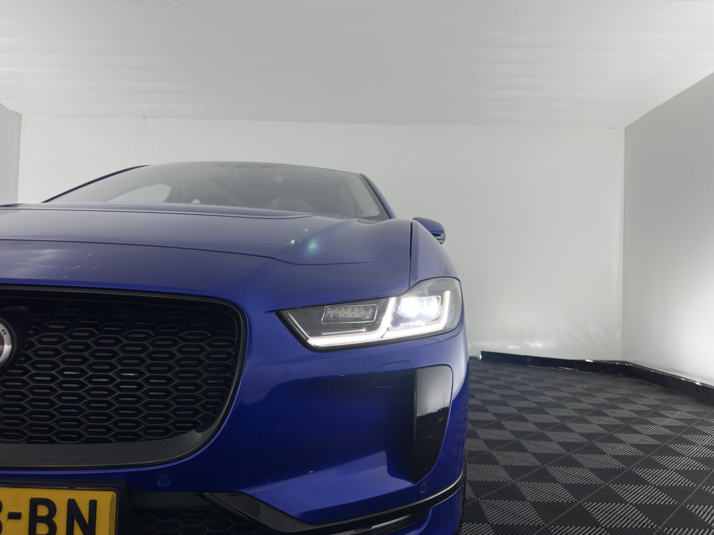 Jaguar I-PACE EV400 Business Edition SE 90 kWh Aut. *PANO | LEATHER | FULL-LED | HEATED-SPORTSEATS | MEMORY-PACK | BLIND-SPOT | MERIDIAN-SOUND | DIGI-COCKPIT | PRIVACY-GLASS | AMBIENT-LIGHT | CAMERA | KEYLESS | 20''ALU*