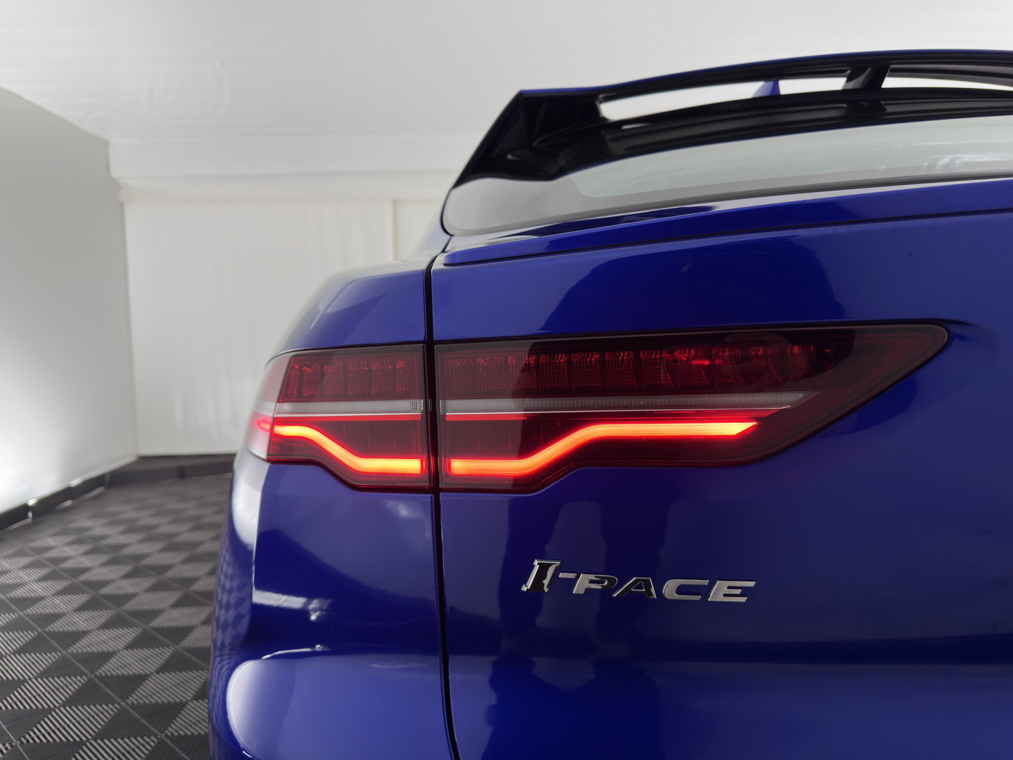 Jaguar I-PACE EV400 Business Edition SE 90 kWh Aut. *PANO | LEATHER | FULL-LED | HEATED-SPORTSEATS | MEMORY-PACK | BLIND-SPOT | MERIDIAN-SOUND | DIGI-COCKPIT | PRIVACY-GLASS | AMBIENT-LIGHT | CAMERA | KEYLESS | 20''ALU*
