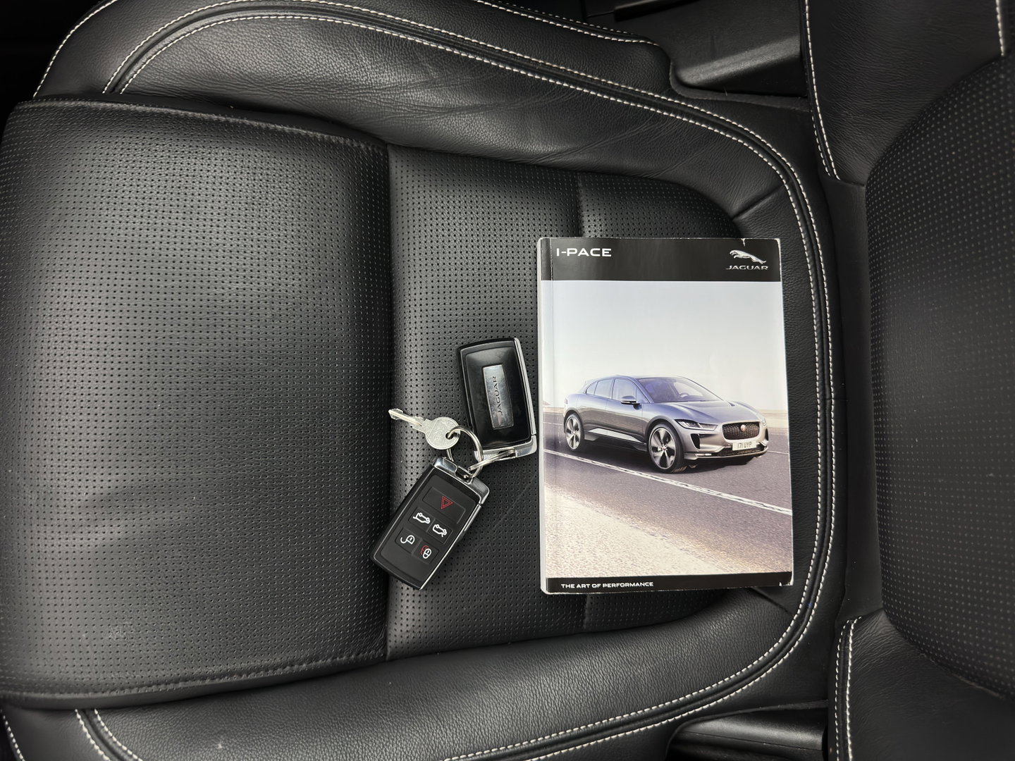 Jaguar I-PACE EV400 Business Edition SE 90 kWh Aut. *PANO | LEATHER | FULL-LED | HEATED-SPORTSEATS | MEMORY-PACK | BLIND-SPOT | MERIDIAN-SOUND | DIGI-COCKPIT | PRIVACY-GLASS | AMBIENT-LIGHT | CAMERA | KEYLESS | 20''ALU*