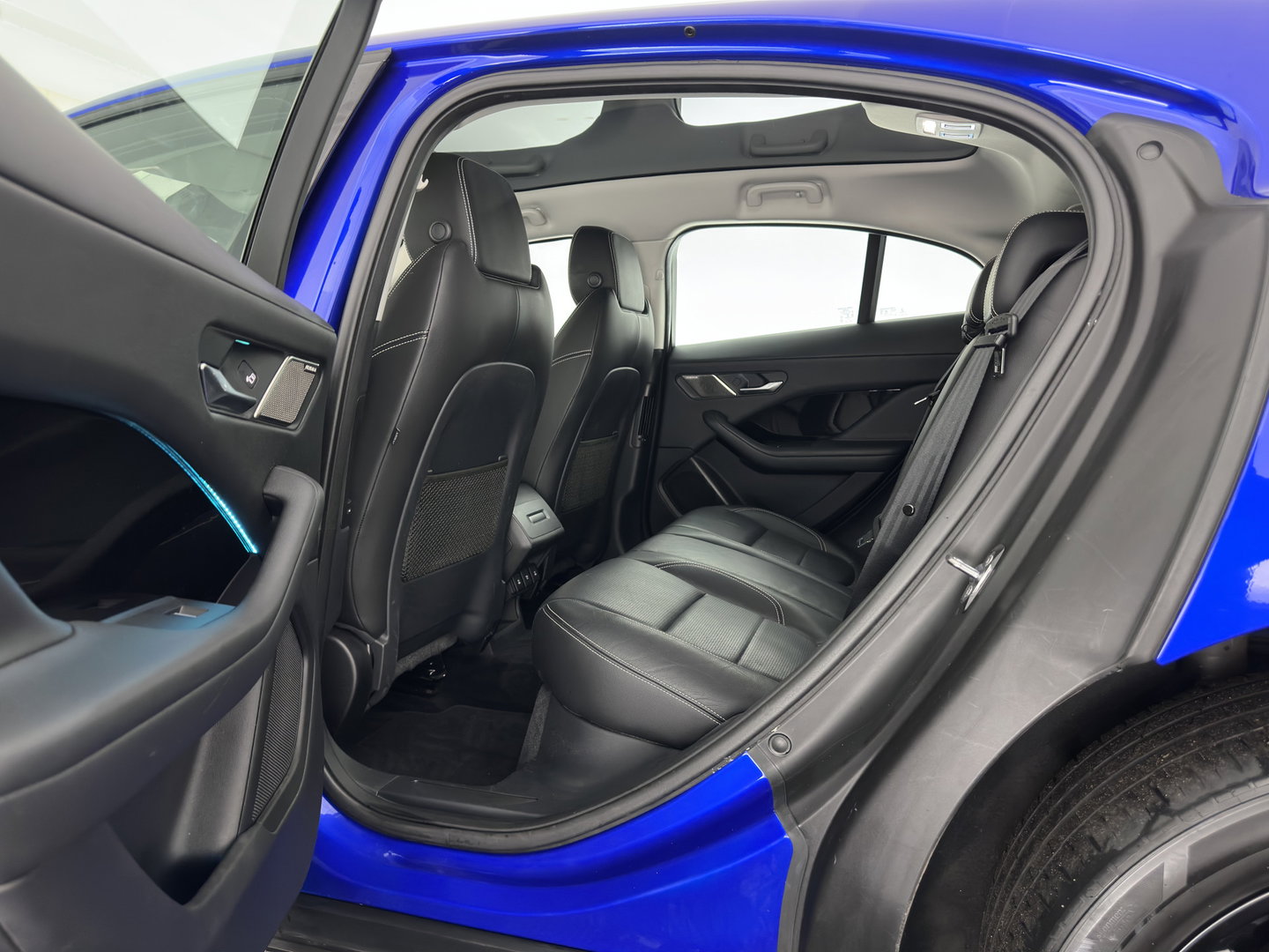 Jaguar I-PACE EV400 Business Edition SE 90 kWh Aut. *PANO | LEATHER | FULL-LED | HEATED-SPORTSEATS | MEMORY-PACK | BLIND-SPOT | MERIDIAN-SOUND | DIGI-COCKPIT | PRIVACY-GLASS | AMBIENT-LIGHT | CAMERA | KEYLESS | 20''ALU*