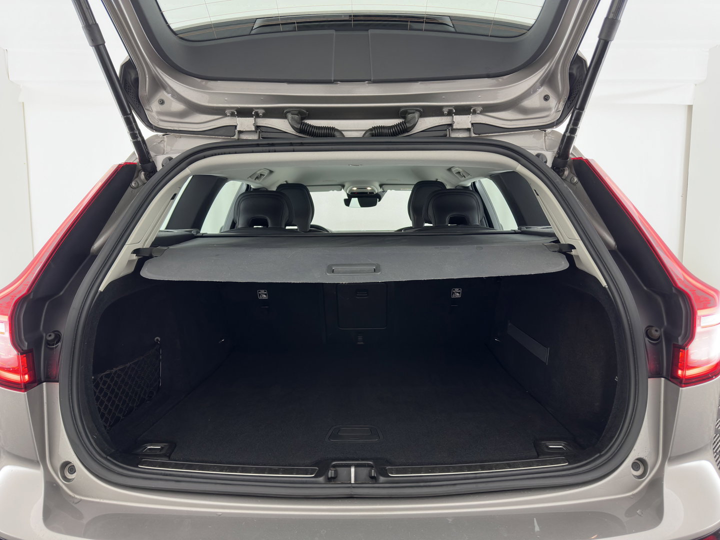 Volvo V60 2.0 D4 Momentum Pro (INCL.BTW) Aut. *LEATHER | FULL-LED | HEATED-COMFORTSEATS | DIGI-COCKPIT | CARPLAY | NAVI-FULLMAP | ECC | PDC | CRUISE | 17''ALU | TOWBAR*