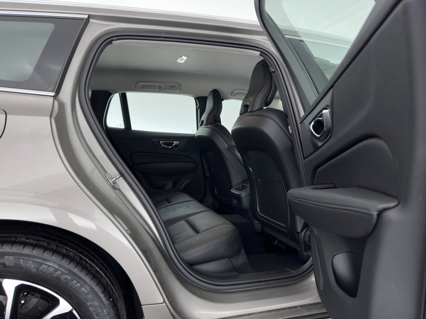 Volvo V60 2.0 D4 Momentum Pro (INCL.BTW) Aut. *LEATHER | FULL-LED | HEATED-COMFORTSEATS | DIGI-COCKPIT | CARPLAY | NAVI-FULLMAP | ECC | PDC | CRUISE | 17''ALU | TOWBAR*