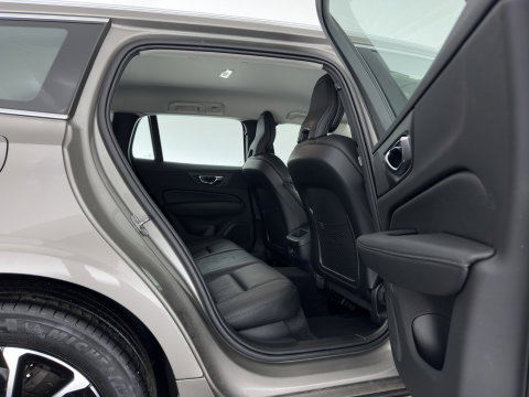 Volvo V60 2.0 D4 Momentum Pro (INCL.BTW) Aut. *LEATHER | FULL-LED | HEATED-COMFORTSEATS | DIGI-COCKPIT | CARPLAY | NAVI-FULLMAP | ECC | PDC | CRUISE | 17''ALU | TOWBAR*
