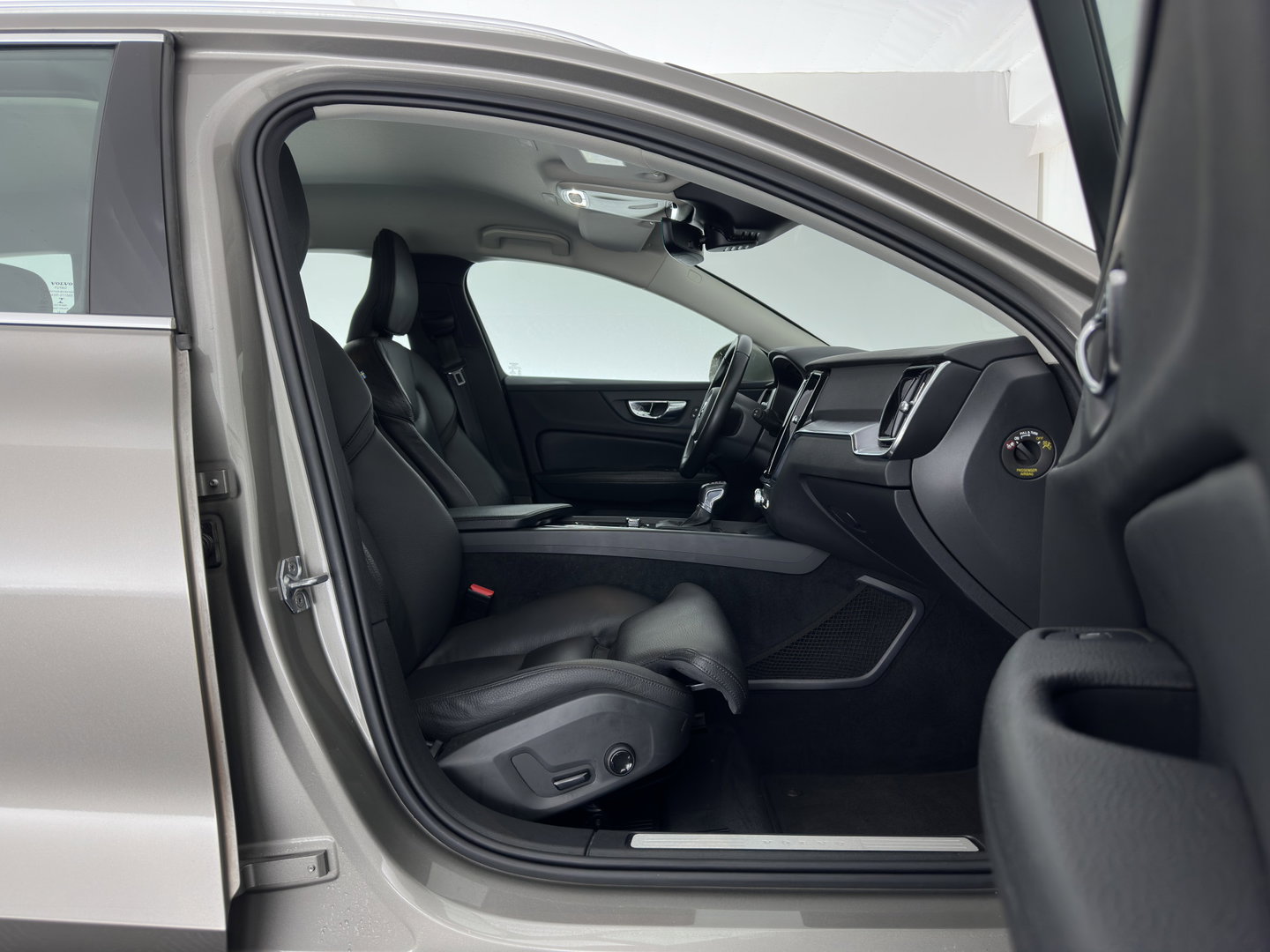 Volvo V60 2.0 D4 Momentum Pro (INCL.BTW) Aut. *LEATHER | FULL-LED | HEATED-COMFORTSEATS | DIGI-COCKPIT | CARPLAY | NAVI-FULLMAP | ECC | PDC | CRUISE | 17''ALU | TOWBAR*