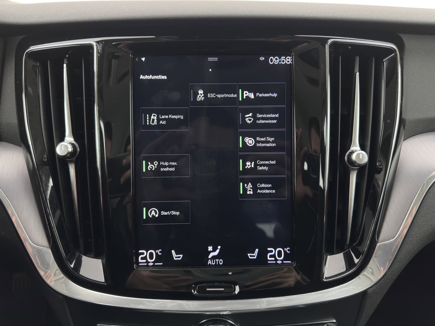 Volvo V60 2.0 D4 Momentum Pro (INCL.BTW) Aut. *LEATHER | FULL-LED | HEATED-COMFORTSEATS | DIGI-COCKPIT | CARPLAY | NAVI-FULLMAP | ECC | PDC | CRUISE | 17''ALU | TOWBAR*