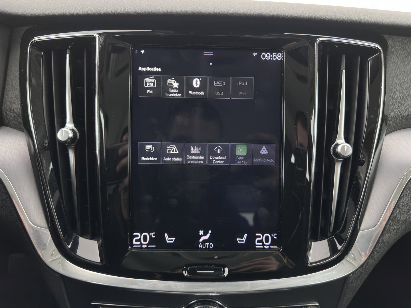 Volvo V60 2.0 D4 Momentum Pro (INCL.BTW) Aut. *LEATHER | FULL-LED | HEATED-COMFORTSEATS | DIGI-COCKPIT | CARPLAY | NAVI-FULLMAP | ECC | PDC | CRUISE | 17''ALU | TOWBAR*