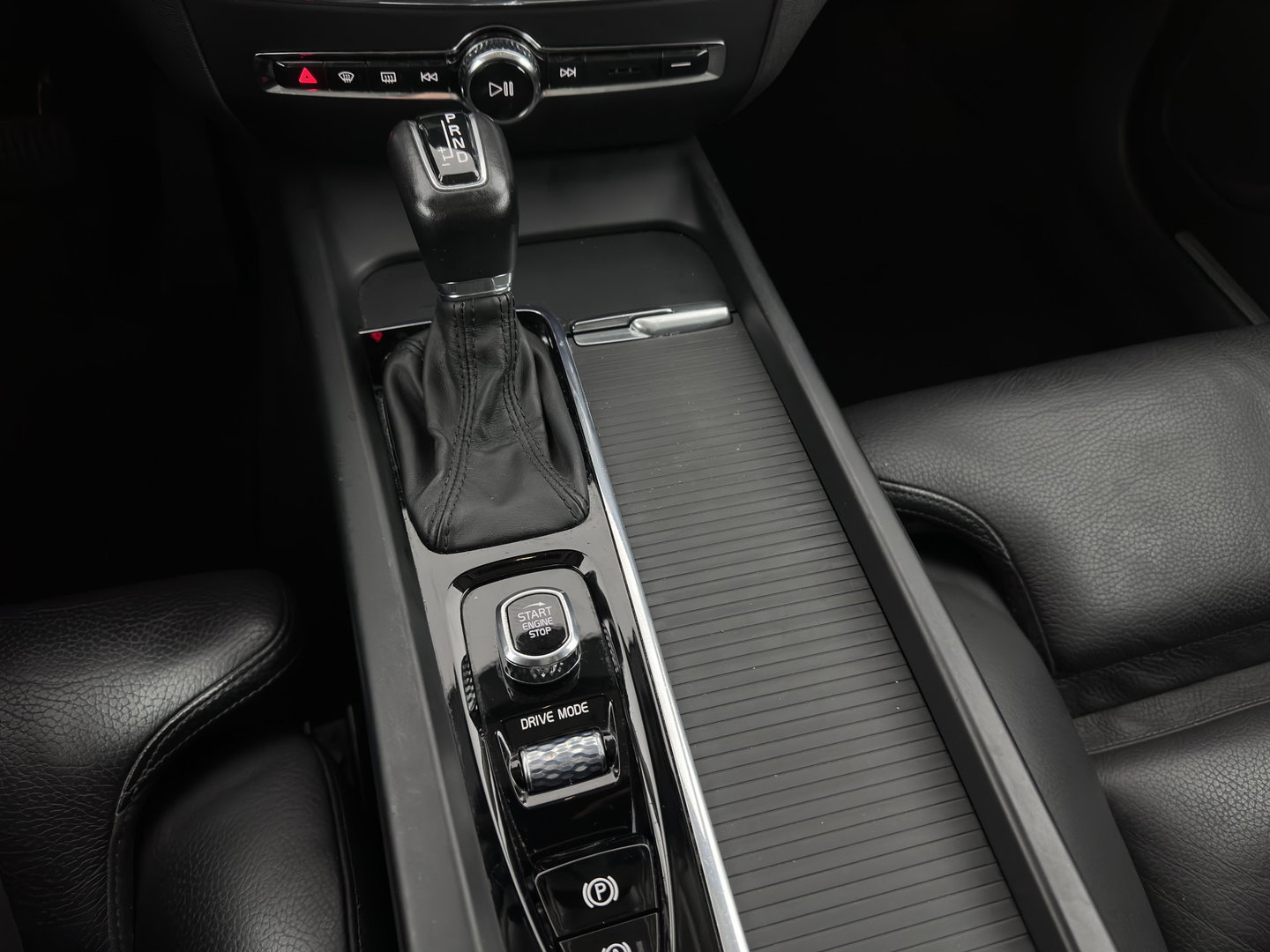 Volvo V60 2.0 D4 Momentum Pro (INCL.BTW) Aut. *LEATHER | FULL-LED | HEATED-COMFORTSEATS | DIGI-COCKPIT | CARPLAY | NAVI-FULLMAP | ECC | PDC | CRUISE | 17''ALU | TOWBAR*
