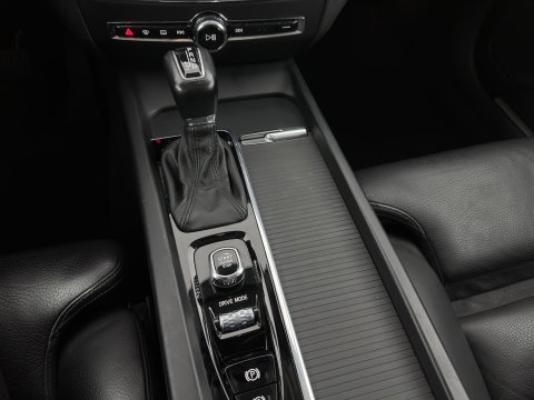 Volvo V60 2.0 D4 Momentum Pro (INCL.BTW) Aut. *LEATHER | FULL-LED | HEATED-COMFORTSEATS | DIGI-COCKPIT | CARPLAY | NAVI-FULLMAP | ECC | PDC | CRUISE | 17''ALU | TOWBAR*