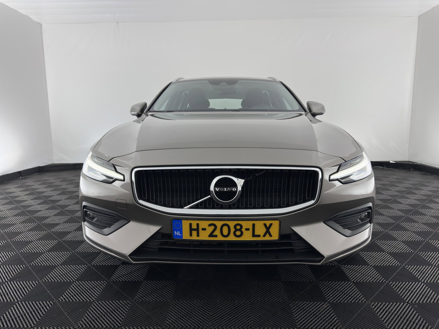 Volvo V60 2.0 D4 Momentum Pro (INCL.BTW) Aut. *LEATHER | FULL-LED | HEATED-COMFORTSEATS | DIGI-COCKPIT | CARPLAY | NAVI-FULLMAP | ECC | PDC | CRUISE | 17''ALU | TOWBAR*