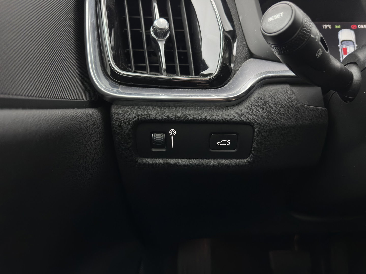 Volvo V60 2.0 D4 Momentum Pro (INCL.BTW) Aut. *LEATHER | FULL-LED | HEATED-COMFORTSEATS | DIGI-COCKPIT | CARPLAY | NAVI-FULLMAP | ECC | PDC | CRUISE | 17''ALU | TOWBAR*