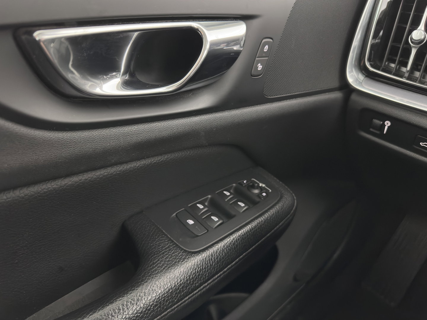 Volvo V60 2.0 D4 Momentum Pro (INCL.BTW) Aut. *LEATHER | FULL-LED | HEATED-COMFORTSEATS | DIGI-COCKPIT | CARPLAY | NAVI-FULLMAP | ECC | PDC | CRUISE | 17''ALU | TOWBAR*