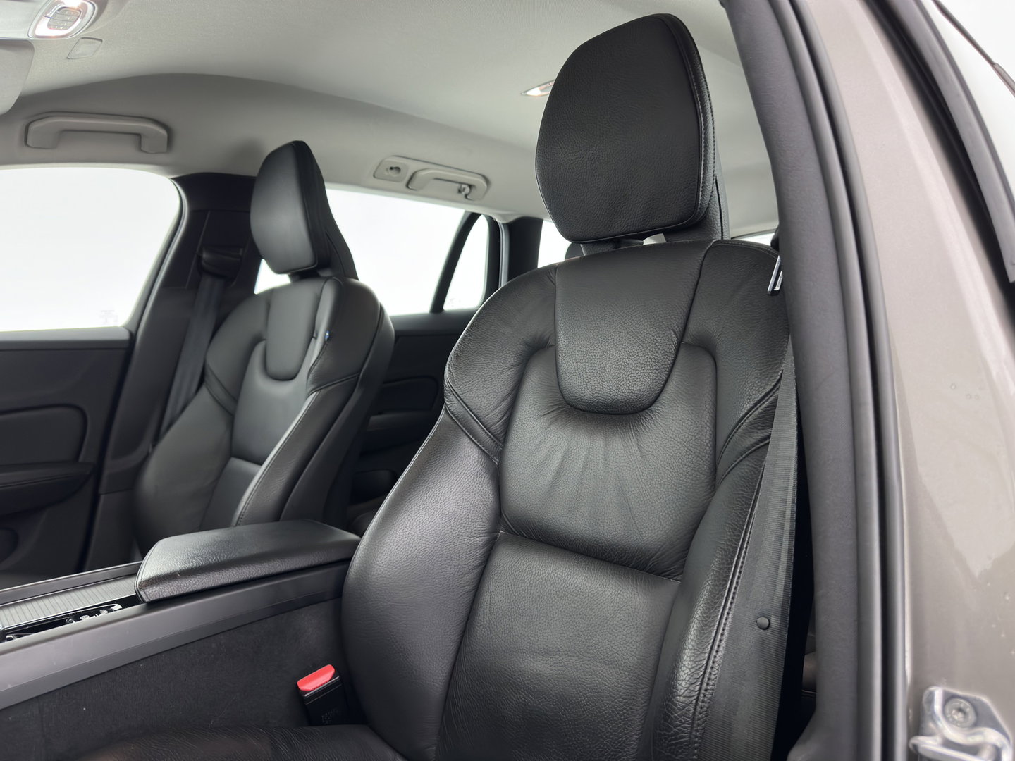 Volvo V60 2.0 D4 Momentum Pro (INCL.BTW) Aut. *LEATHER | FULL-LED | HEATED-COMFORTSEATS | DIGI-COCKPIT | CARPLAY | NAVI-FULLMAP | ECC | PDC | CRUISE | 17''ALU | TOWBAR*