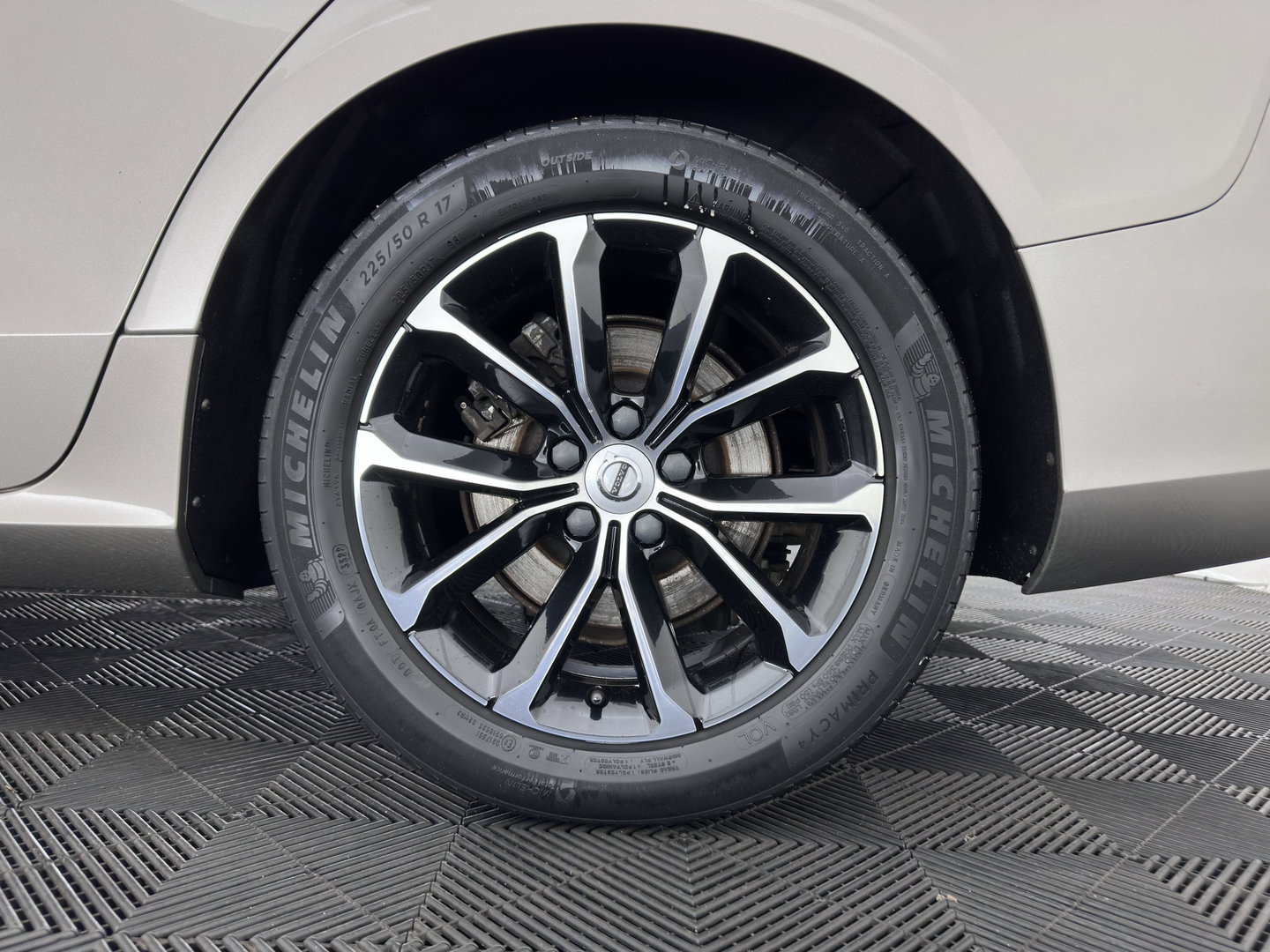 Volvo V60 2.0 D4 Momentum Pro (INCL.BTW) Aut. *LEATHER | FULL-LED | HEATED-COMFORTSEATS | DIGI-COCKPIT | CARPLAY | NAVI-FULLMAP | ECC | PDC | CRUISE | 17''ALU | TOWBAR*