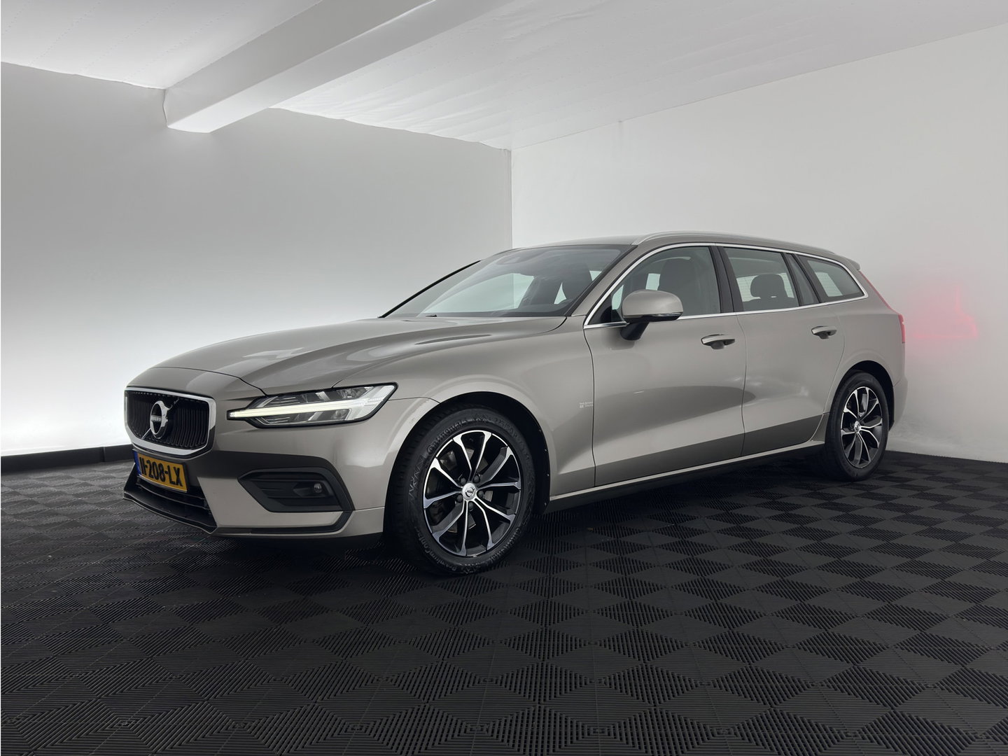 Volvo V60 2.0 D4 Momentum Pro (INCL.BTW) Aut. *LEATHER | FULL-LED | HEATED-COMFORTSEATS | DIGI-COCKPIT | CARPLAY | NAVI-FULLMAP | ECC | PDC | CRUISE | 17''ALU | TOWBAR*