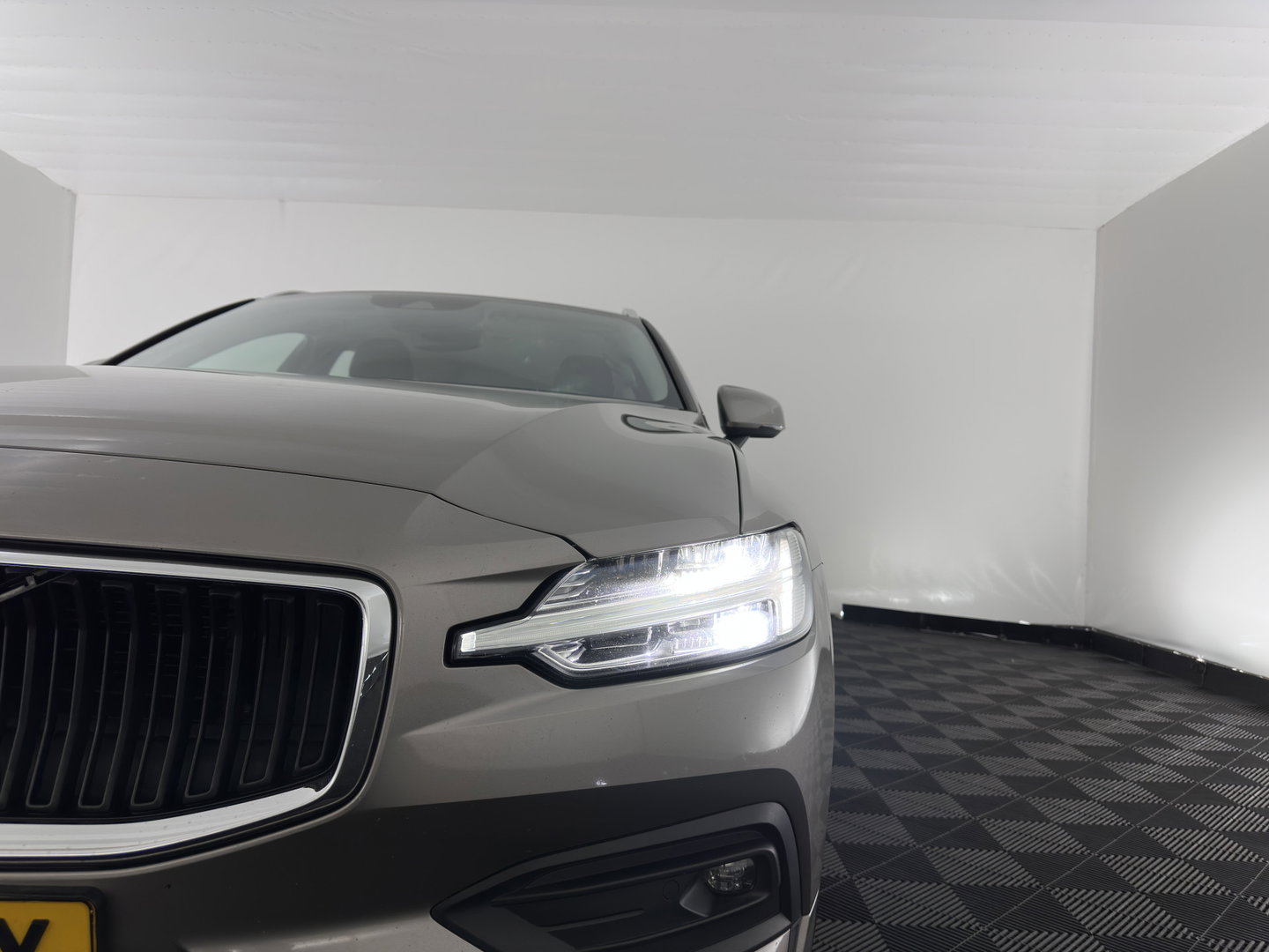 Volvo V60 2.0 D4 Momentum Pro (INCL.BTW) Aut. *LEATHER | FULL-LED | HEATED-COMFORTSEATS | DIGI-COCKPIT | CARPLAY | NAVI-FULLMAP | ECC | PDC | CRUISE | 17''ALU | TOWBAR*