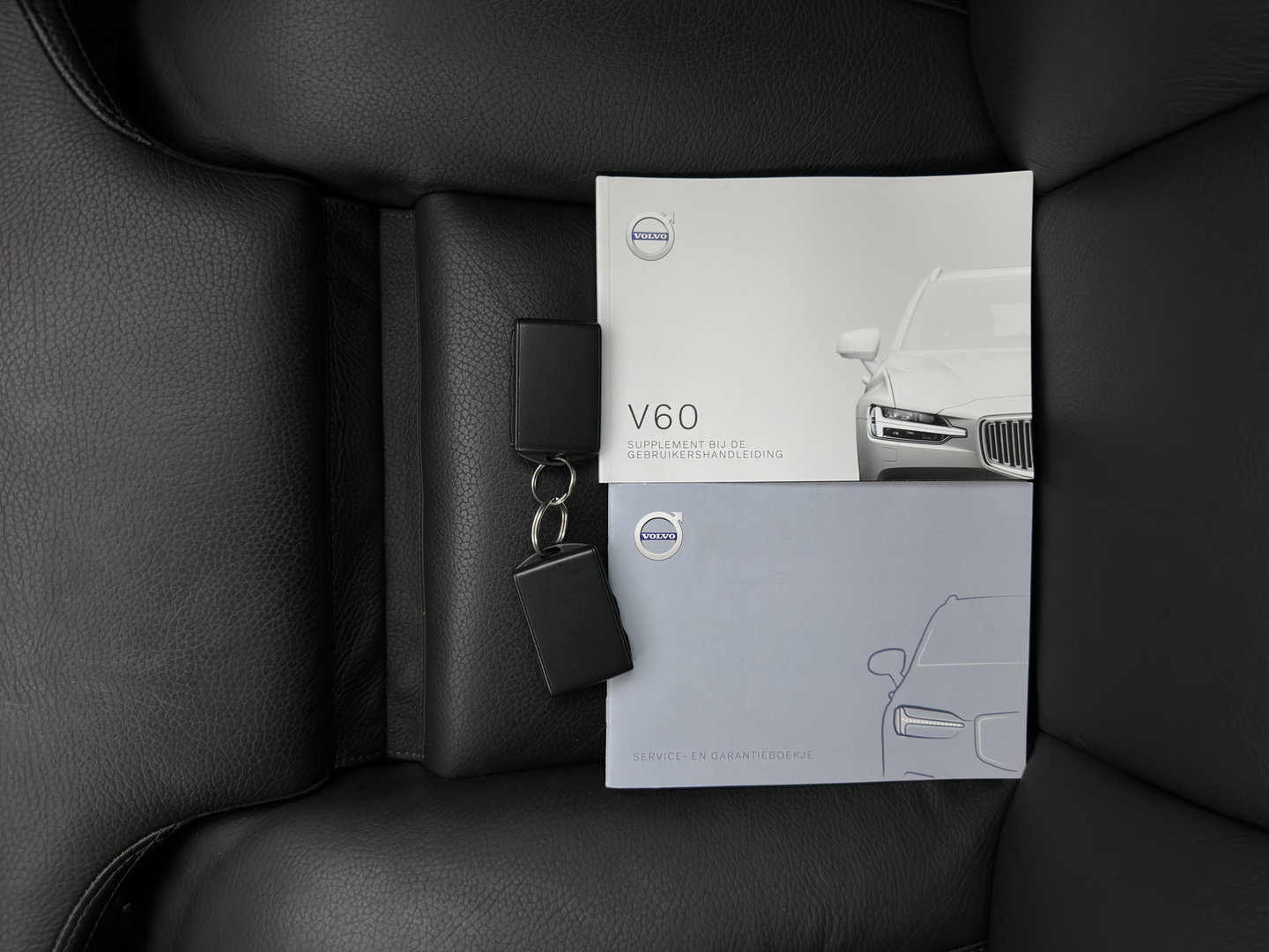 Volvo V60 2.0 D4 Momentum Pro (INCL.BTW) Aut. *LEATHER | FULL-LED | HEATED-COMFORTSEATS | DIGI-COCKPIT | CARPLAY | NAVI-FULLMAP | ECC | PDC | CRUISE | 17''ALU | TOWBAR*