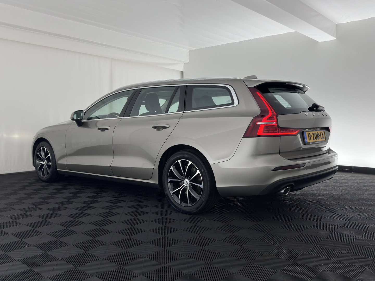Volvo V60 2.0 D4 Momentum Pro (INCL.BTW) Aut. *LEATHER | FULL-LED | HEATED-COMFORTSEATS | DIGI-COCKPIT | CARPLAY | NAVI-FULLMAP | ECC | PDC | CRUISE | 17''ALU | TOWBAR*