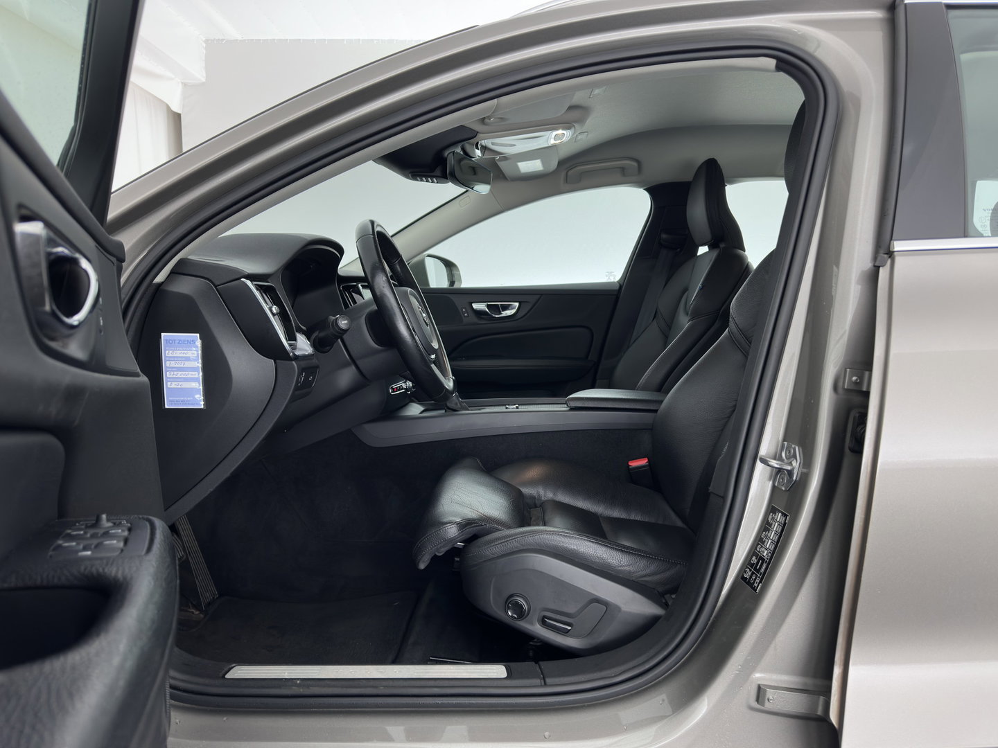 Volvo V60 2.0 D4 Momentum Pro (INCL.BTW) Aut. *LEATHER | FULL-LED | HEATED-COMFORTSEATS | DIGI-COCKPIT | CARPLAY | NAVI-FULLMAP | ECC | PDC | CRUISE | 17''ALU | TOWBAR*